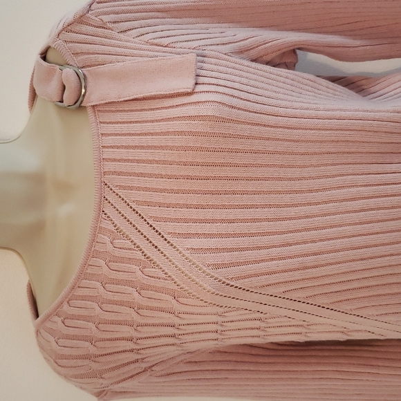 Soft pink sweater size S buts fits like a M. EUC  Cute detail  on the shoulder. - Picture 2 of 6